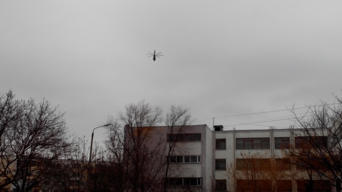 В Керчи военные вертолеты летают над школами и жилыми кварталами, пугая  детей