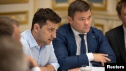 Președintele ucrainean Volodimir Zelenski și consilierul său Andri Bogdan la discuția cu liderii fracțiunilor parlamentare, KKiev, 21 mai 2019 
