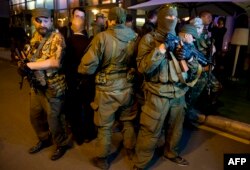 Separatiști în Donețk, după ce au eliberat ostatecii OSCE, sâmbătă 28 iunie 2014.