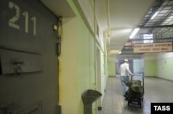 A food handler at the Butyrka jail in Moscow