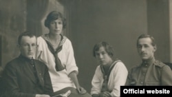 Михайло Полоз (крайній праворуч) у формі льотчика з друзями. 1915 рік