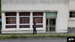 مدرسه اوبرویلیه در حومه پاریس که حمله با تیغ موکت‌بری در آن صورت گرفته است.