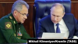 Президент России Владимир Путин и министр обороны России Сергей Шойгу