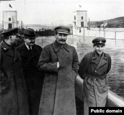 Зліва направо: Климент Ворошилов, В'ячеслав Молотов, Йосиф Сталін та Микола Єжов на каналі Москва–Волга, 1937 рік
