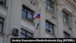 Російський прапор піднятий поряд з будівлею Луганської ОДА, 1 березня 2014 року