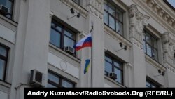 Російський прапор на щоглі поруч з Луганською облдержадміністрацією, 1 березня 2014 року