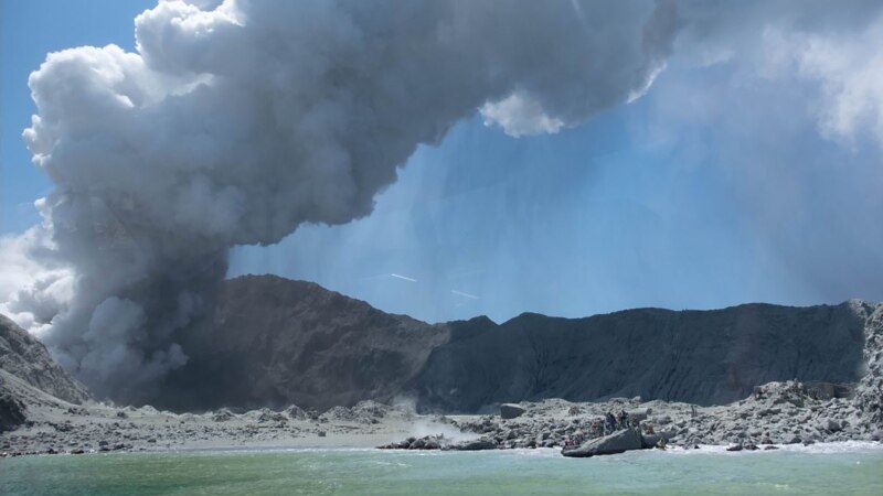 Најмалку пет загинати во ерупција на вулкан во Нов Зеланд