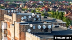 Супутникові антени на будинку в Житомирі, 28 липня 2019 року