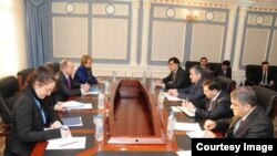 Хуан Мендес на встрече с таджикскими властями. Душанбе, 10 февраля 2015.
