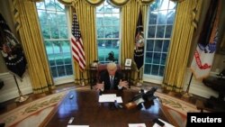 Президент США Дональд Трамп в Овальном кабинете Белого дома.