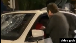 Кадр из распространенного в Сети видео, где неизвестные разбивают стекла автомобиля с армянскими номерами и нападают на водителя.