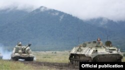 Ermənistandakı Rusiya bazasının tankları