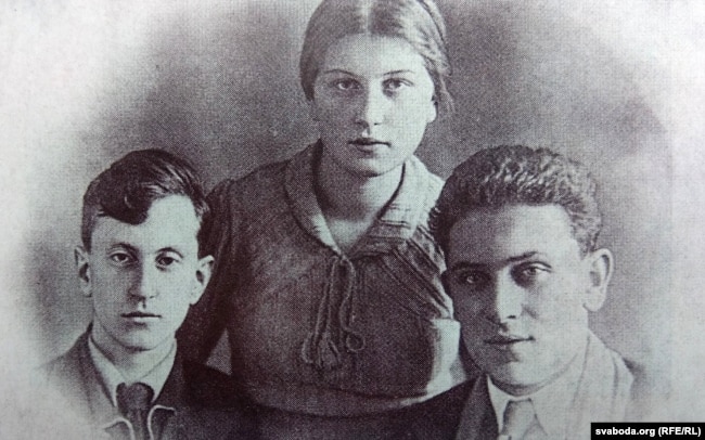 Зь сястрой Ганнай і братам Мацьвеем. Магілёў, 1937 год