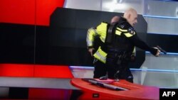 Арест нападавшего на здание телеканала NOS в Хилверсуме. 29 января 2015 года.