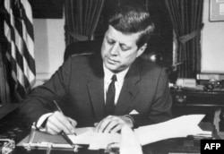24 octombrie 1962: Președintele american John F. Kennedy aprobă blocada navală a Cubei, la scurt timp după ce publicul american află despre prezența armelor nucleare sovietice pe insulă. Blocada a fost ridicată o lună mai târziu, după ce armele și navele sovietice au părăsit Cuba.