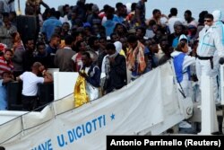 Висадка мігрантів у зоні рятувальників. Порт італійського міста Катанія, 13 червня 2018 року