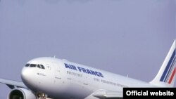 Jedan od Air France A-330 aviona polijeće sa piste