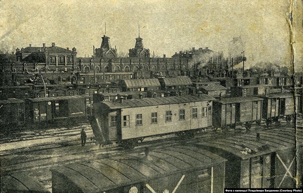 Чыгуначны вакзал у Менску (Віленскі), 1918. Пабудаваны ў 1873 годзе. Значна перароблены ў 1930-я і зьнесены пры будаўніцтве новага вакзалу ў 1990-я