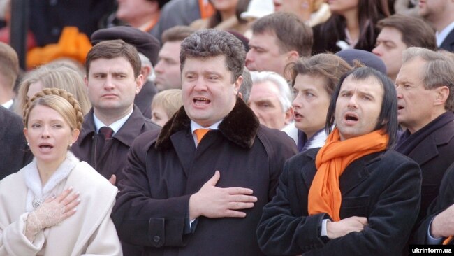 Юлія Тимошенко, Петро Порошенко і Святослав Вакарчук під час неофіційної «громадської інавгурації» Віктора Ющенка на Майдані: звучить гімн України. Київ, 23 січня 2005 року