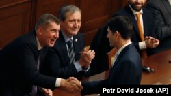 Спикер палаты представителей Конгресса США Пол Райан обменивается рукопожатием с премьер-министром Чехии Андреем Бабишем.
