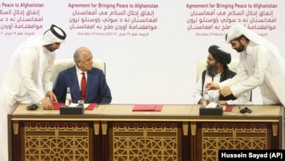 نماینده‌های امریکا و طالبان در حال امضای توافقنامه در ۲۹ ماه فبروری سال ۲۰۲۰