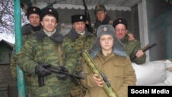 Иллюстрационное фото. На переднем плане – 16-летний Вадим Шнип, вооруженный РПГ-18