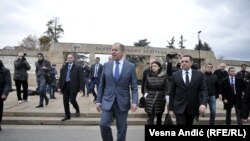 Sergej Lavrov, ruski šef diplomatije, i Aleksandar Vulin, tadašnji ministar rada, a današnji ministar unutrašnjih poslova, u obilasku groblja ruskih oslobodilaca Beograda - 12. decembar 2016.