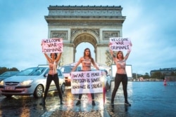 Активісти Femen протестують у Парижі