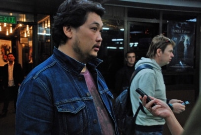 Еркек үйінде қыздарды сиқырлайды