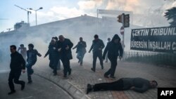 پلیس به معترضان حمله به روزنامه زمان، یورش برده است
