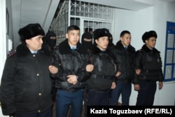 Сот залында тұрған полицейлер. Алматы. 21 желтоқсан 2018 жыл.