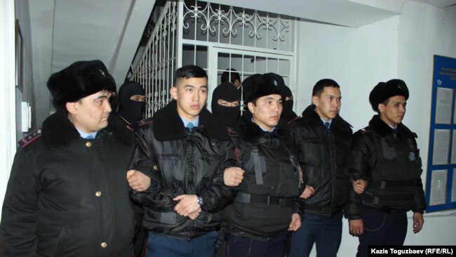 Полицейские и бойцы специального отряда полиции не пропускают наблюдателей и журналистов в зал судебного заседания, где ожидается оглашение приговора в отношении фигурантов дела «джихадистов». Алматы, 21 декабря 2018 года.