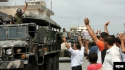 مردم لبنان در حال تشکر از ارتش این کشور که به اردوگاه حمله کرده است.