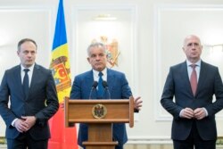 Лідери Демократичної партії Молдови Влад Плахотнюк (ц), Андріан Канду (л) і Павел Філіп (п) на пресконференції після зустрічі з президентом, Кишинів, 2 квітня 2019 року