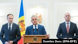 Vladimir Plahotniuc (centru), Andrian Candu (stânga) și Pavel Filip în aprilie 2019