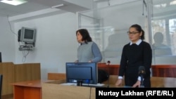Бежавшая из Китая Кайша Акан (справа) и ее адвокат Айман Умарова в суде. Жаркент, 23 декабря 2019 года.