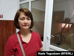 Гүлмира Әбішева сот ғимаратында тұр. Алматы, 20 мамыр 2019 жыл.