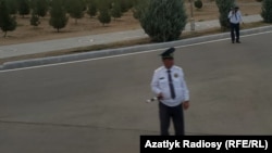 Awazada polisiýa işgärleri ýollary petikleýär (arhiw suraty)