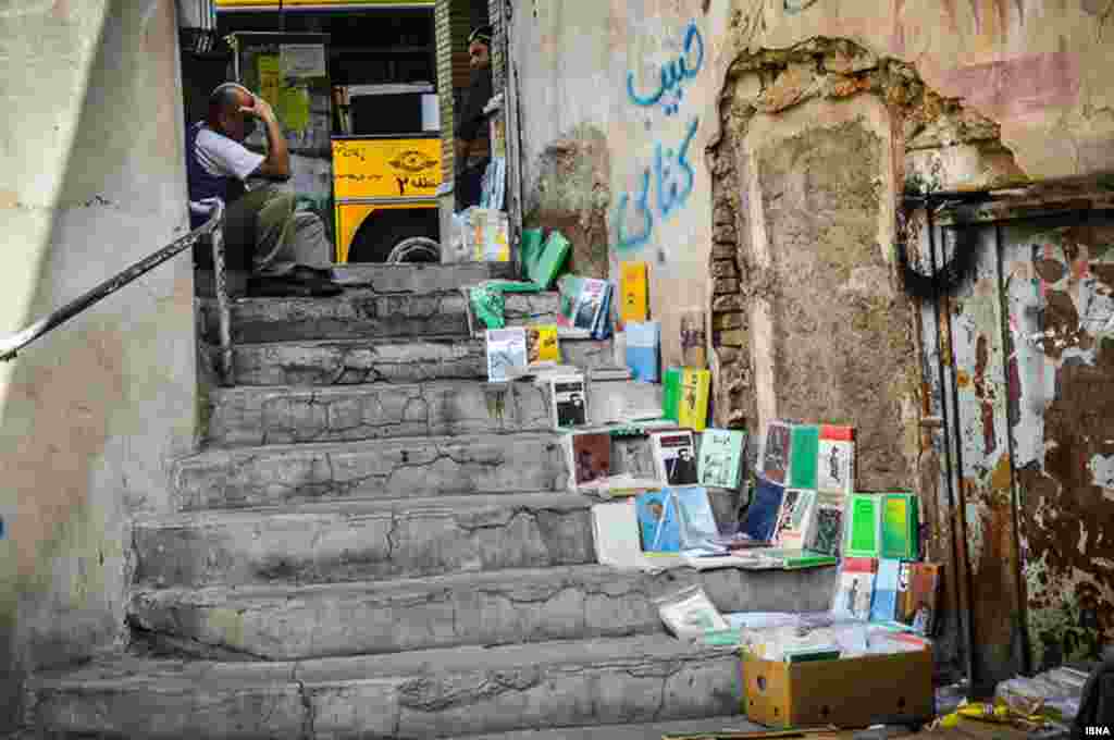 بساط کتاب در اهواز؛ دستفروشی و بساط کتاب فقط مختص به خیابان انقلاب تهران نیست. در دیگر شهرها مانند اهواز هم برخی دست&zwnj;فروشان،&zwnj; کتاب می&zwnj;فروشند و پیاده رو را،&zwnj; ویترین خود می&zwnj;کنند.&nbsp;&nbsp;