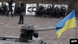Ukraine -- Policemen rest as they guard the parliamnet in Kyiv, February 20, 2014