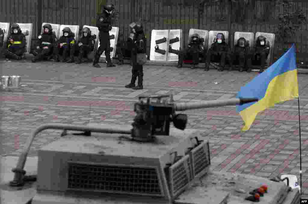 Kiyev 20 fevral 2014. Pallament binası silahlı mühfizə altında