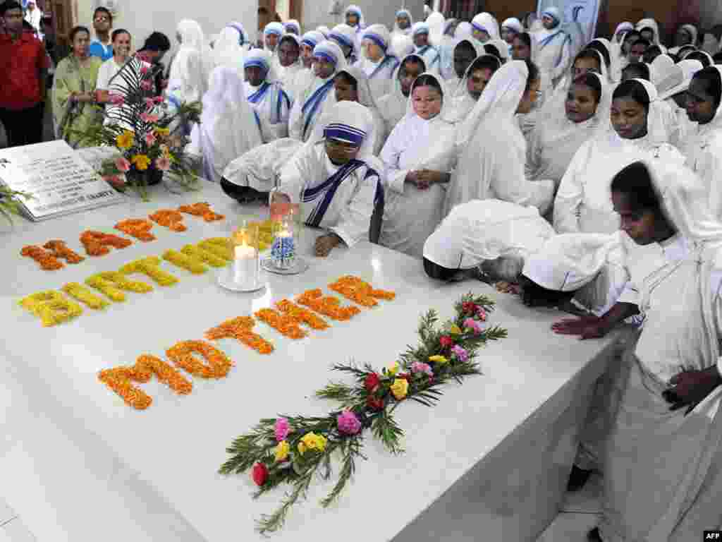 Kalkutë, Indi - Misionaret, duke shëuar ditëlindjen e Nënës Terezë. 