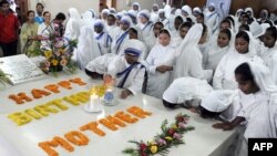 Misionarke u Indiji kod grobnice Majke Tereze