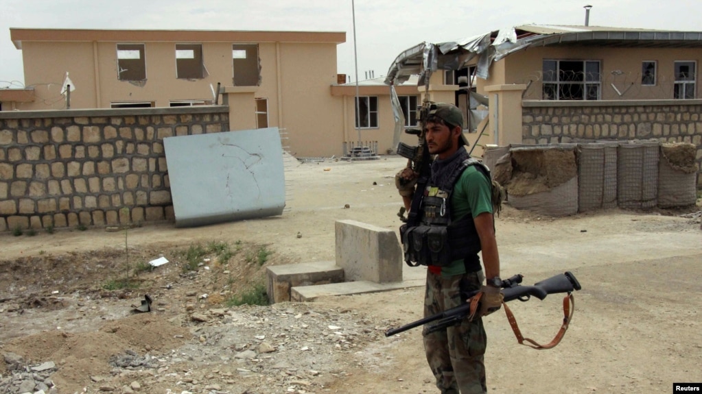 A member of an Afghan commando unit stands guard in a Kunduz district. (file photo)