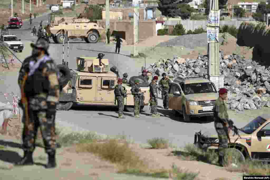 АВГАНИСТАН - Најмалку 10 луѓе загинале кога возилото со кое се превезувале наишло на бомба поставена на пат во авганистанската источна провинција Хост, соопштија авганистанските власти.