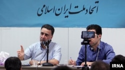 مصطفی تاجزاده، فعال سیاسی اصلاحطلب (سمت چپ)