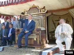 Қазақстан президенті Нұрсұлтан Назарбаев (ортада) "Көшпенділер" фильмінің түсірілу барысын көруге келді. 17 ақпан 2004 жыл.