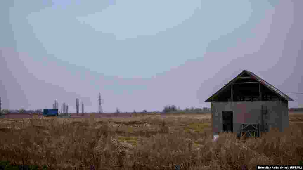 Конуш четиндеги үй. Үй ээсинин кышка даяр эместиги көрүнүп турду. 