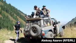 Группа волонтеров из гражданских лиц приехала в район поиска. Аксайское ущелье, 18 августа 2012 года. 
