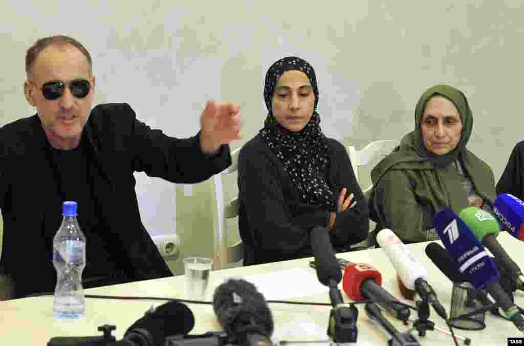 Зубейдат (в центре) и Анзор (слева) Царнаевы, родители подозреваемых Джохара и Тамерлана, на пресс-конференции в Махачкале (Дагестан). 24 апреля 2013 года.